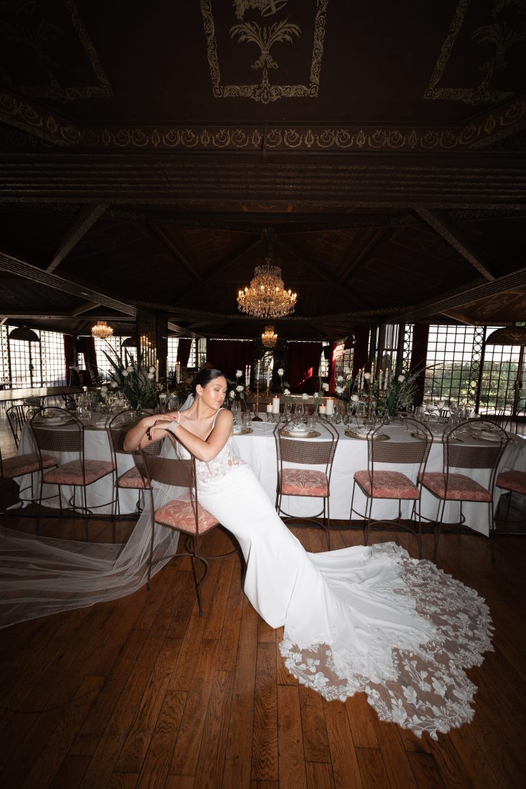 Mariée sur la table d’honneur dans la salle de réception du Château de Vallery en Bourgogne