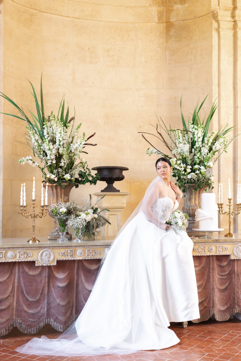 Mariée dans la salle de réception du Château de Vallery lors d’un mariage en Bourgogne