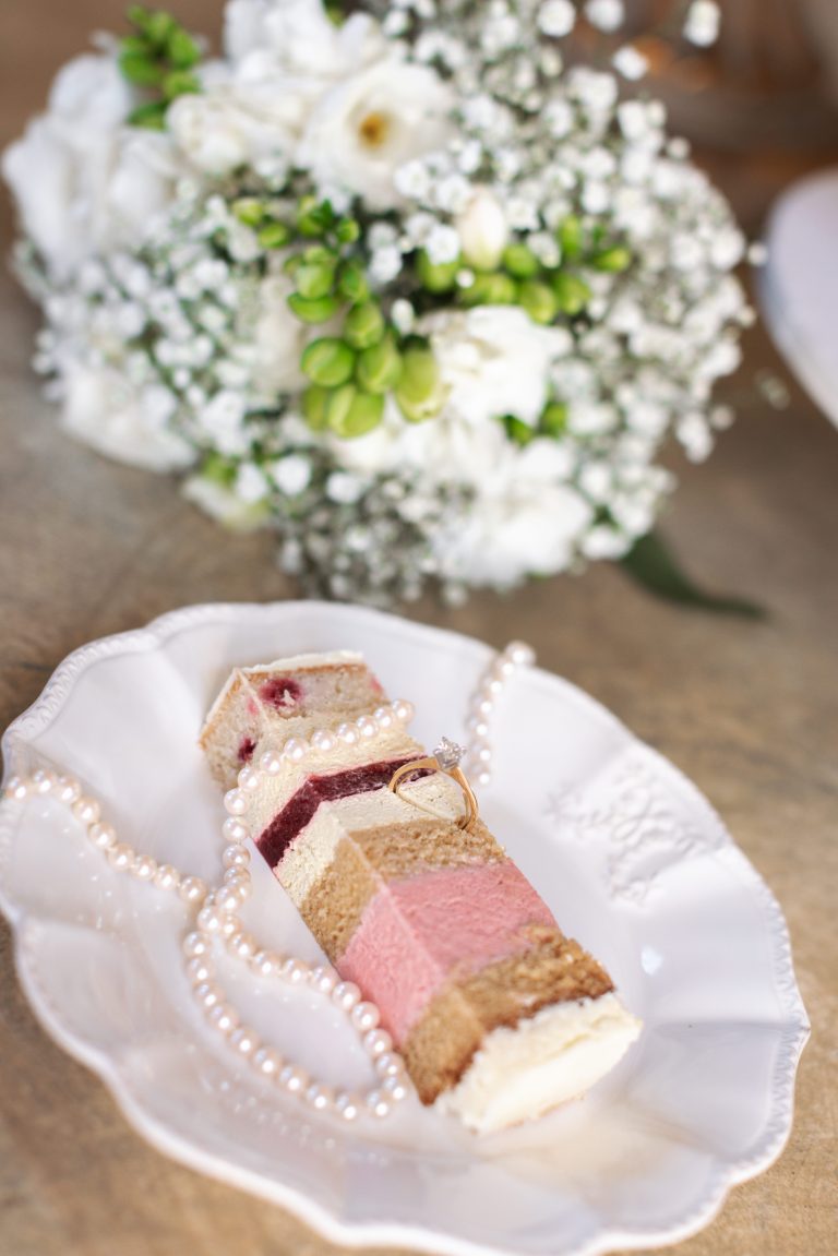 Découpe du gâteau lors d’un mariage au Château de Vallery