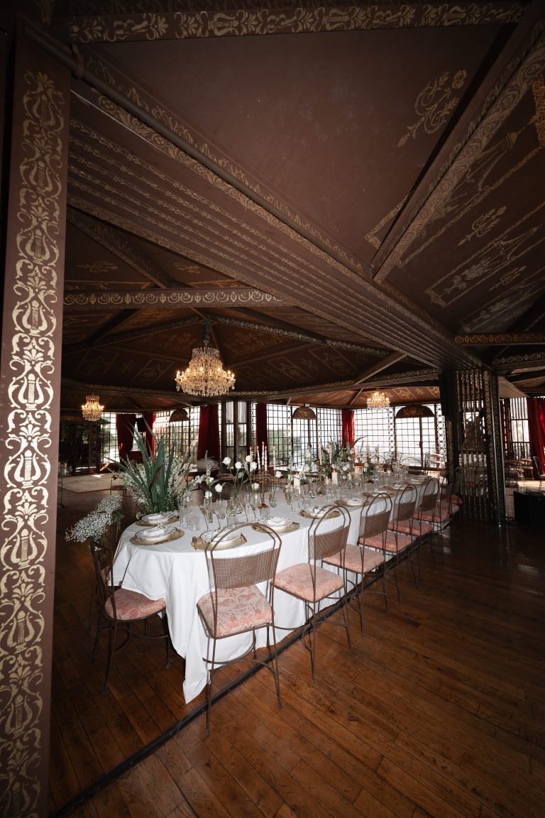 Table d’honneur élégante dans la salle de réception du Château de Vallery lors d’un mariage