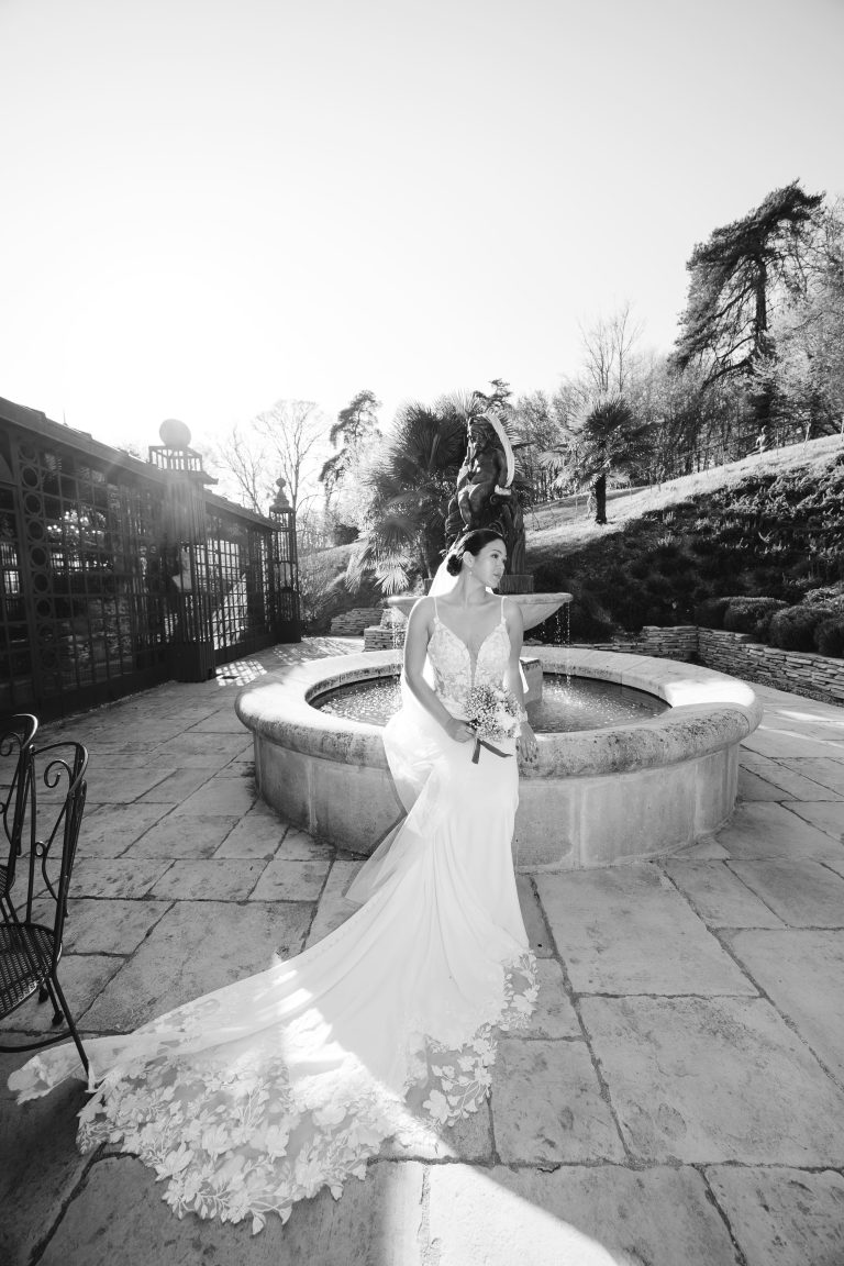 Portrait de mariée dans les jardins du Château de Vallery